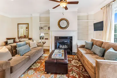 Image de Steps To River Street, City Market w/ Private Parking by Lucky Savannah