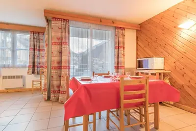 Image de 200m du centre station, 1er étage, vue montagne, balcon, parking, télévision, casier à ski, 52m²