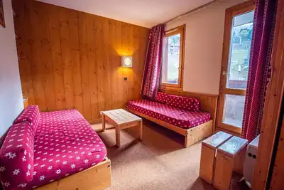 Image de 300m du centre station, 2ème étage, vue pistes de ski, balcon, télévision, casier à ski, 27m²