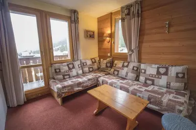 Image de 100m des commerces, 3ème étage, vue bâtiment, balcon, télévision, casier à ski, 38m², Valmorel