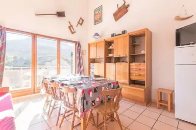 Image de 300m des commerces, 6ème étage, vue montagne, balcon, télévision, casier à ski, 47m²