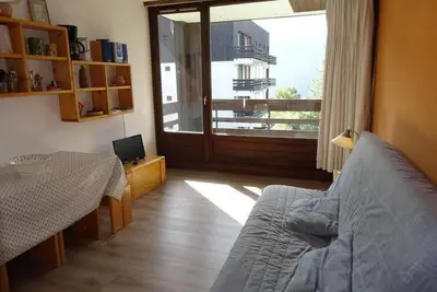 Image de 300m du centre station, 5ème étage, vue montagne, balcon, parking, télévision, casier à ski, 35m²