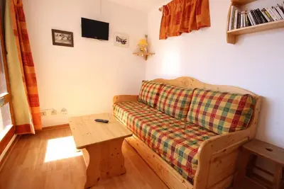 Image de 150m du centre station, 1er étage, vue montagne, balcon, télévision, casier à ski, 22m²