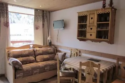 Image de 20m du centre station, 2ème étage, vue pistes de ski, balcon, casier à ski, 21m², La Plagne