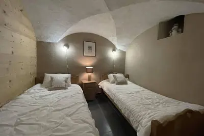 Image de Chalet, 300m du centre station, Rez-de-chaussée, vue montagne, cheminée ou poêle à bois, télévision