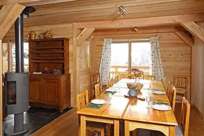 Image de Chalet, wifi, 300m des commerces, balcon, cheminée ou poêle à bois, parking, télévision