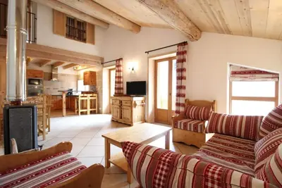 Image de 100m du centre station, 1er étage, balcon, cheminée ou poêle à bois, télévision, casier à ski, 90m²