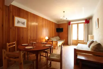 Image de 100m du centre station, 1er étage, vue village, balcon, télévision, casier à ski, 45m², Val Cenis