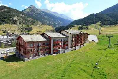 Image de À 10m des pistes de ski, 1er étage, vue village, balcon, télévision, casier à ski, 27m²
