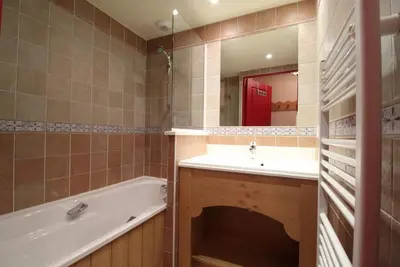 Image de 150m des commerces, 2ème étage, vue montagne, remise en forme, piscine, balcon, télévision
