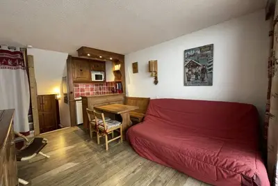 Image de À 10m des pistes de ski, 4ème étage, vue rue, balcon, télévision, casier à ski, 25m², Les Menuires