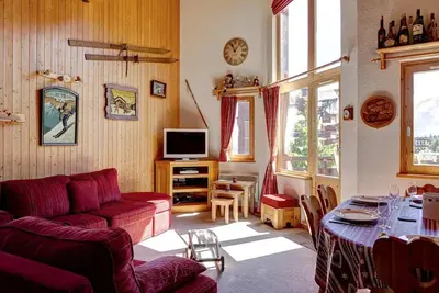 Image de 100m du centre station, 2ème étage, vue forêt, balcon, télévision, casier à ski, 65m², La Tania