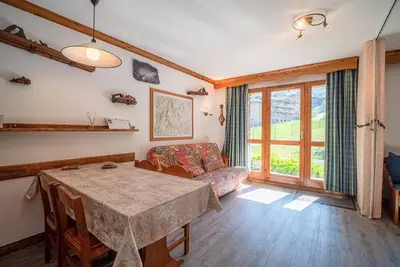 Image de 300m du centre station, vue pistes de ski, terrasse, télévision, casier à ski, 32m², Valmorel
