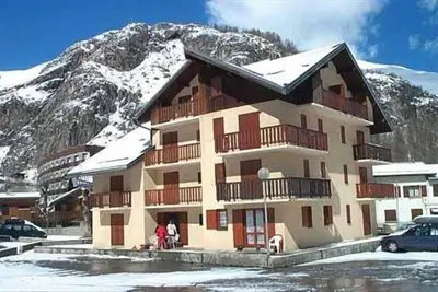 Image de À 300m des pistes de ski, 2ème étage, terrasse, télévision, casier à ski, 21m², Valloire