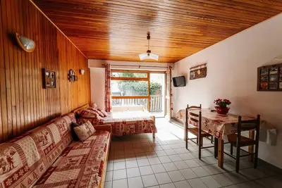 Image de À 350m des pistes de ski, 1er étage, vue rue, balcon, parking, télévision, casier à ski, 32m²