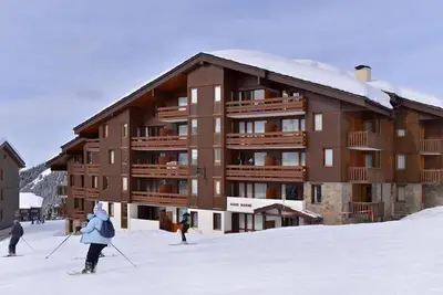 Image de 100m du centre station, Rez-de-chaussée, vue pistes de ski, terrasse, télévision, casier à ski, 28m²