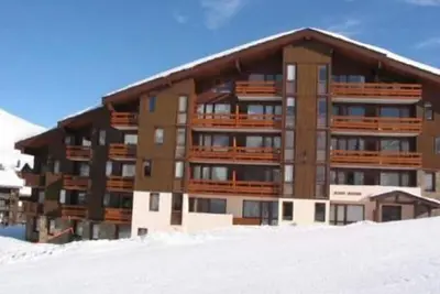 Image de 100m du centre station, 2ème étage, vue pistes de ski, balcon, télévision, casier à ski, 23m²
