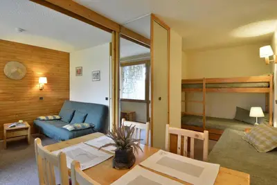 Image de Pied des pistes de ski, Rez-de-chaussée, vue pistes de ski, télévision, casier à ski, 28m²