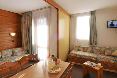 Image de 50m du centre station, 2ème étage, vue pistes de ski, balcon, télévision, casier à ski, 22m²