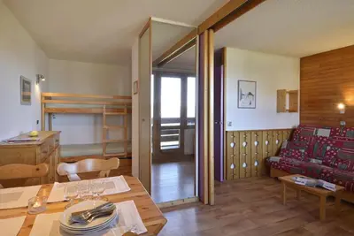 Image de 30m du centre station, 6ème étage, balcon, télévision, casier à ski, 28m², La Plagne