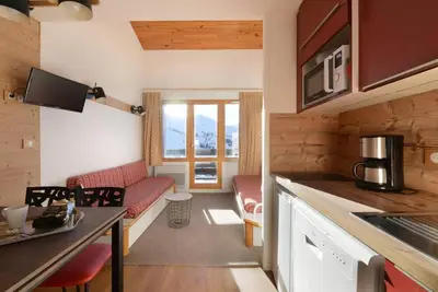 Image de 100m du centre station, 5ème étage, vue pistes de ski, balcon, télévision, 30m², La Plagne