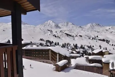 Image de 150m du centre station, 5ème étage, vue pistes de ski, balcon, télévision, casier à ski, 35m²