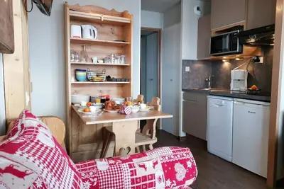 Image de 100m du centre station, 2ème étage, vue pistes de ski, balcon, télévision, casier à ski, 26m²