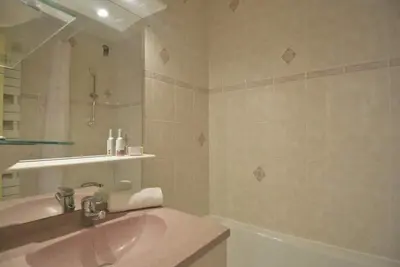 Image de 200m du centre station, 1er étage, vue pistes de ski, balcon, télévision, casier à ski, 28m²