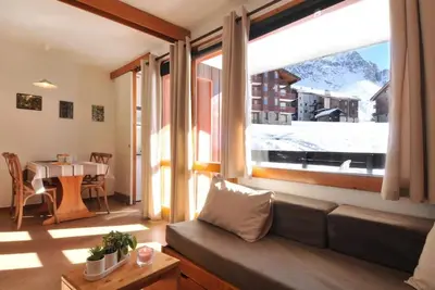 Image de 50m du centre station, 1er étage, vue pistes de ski, balcon, télévision, casier à ski, 28m²