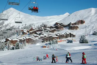 Image de 100m du centre station, 1er étage, vue pistes de ski/pistes de ski, balcon, télévision, casier à ski