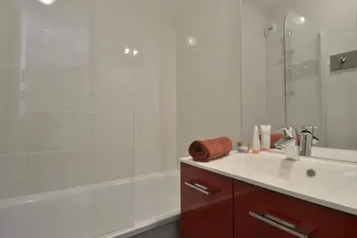 Image de 100m du centre station, 8ème étage, vue pistes de ski, balcon, télévision, 28m², La Plagne