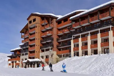 Image de 150m du centre station, 4ème étage, vue pistes de ski, balcon, télévision, casier à ski, 24m²