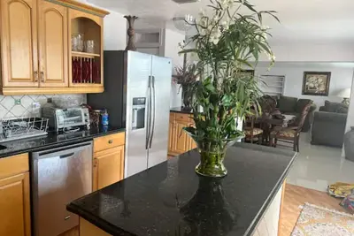 Image de Cheerful 4 bedroom, nicely decorated, short walk to  mall, downtown Jensen Beach