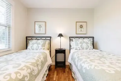 Image de Retro-Reno 3br 2ba perfect 4 R&R in the ❤️ of Tr!