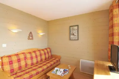 Image de 100m du centre station, 4ème étage, vue pistes de ski, balcon, télévision, casier à ski, 28m²