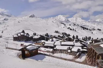 Image de 100m du centre station, Rez-de-chaussée, vue pistes de ski/pistes de ski, balcon, télévision