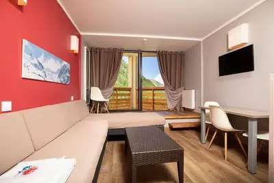 Image de Wifi, à 20m des pistes de ski, piscine, sauna, télévision, casier à ski, 40m², Isola 2000