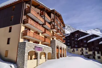 Image de 100m du centre station, 3ème étage, vue pistes de ski, balcon, télévision, casier à ski, 32m²