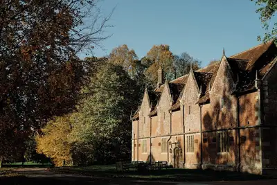 Uniquely restored stables - 8 bedrooms, dinning room, roll top baths, firepit