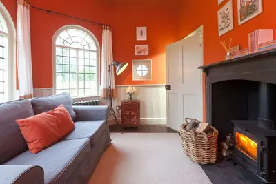 Restored 17th century cottage w/firepit. Nestled within heritage estate grounds.