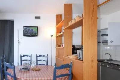 Image de 100m du centre station, 2ème étage, vue pistes de ski, balcon, télévision, casier à ski, 48m²