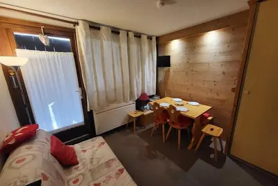 Image de À 20m des pistes de ski, Rez-de-chaussée, parking, télévision, casier à ski, 24m², Montgenèvre