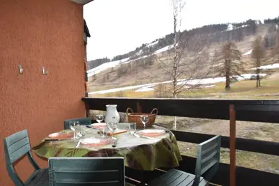 Image de 300m du centre station, 2ème étage, vue pistes de ski, balcon, parking, télévision, casier à ski