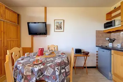 Image de À 200m des pistes de ski, 2ème étage, vue pistes de ski, balcon, télévision, casier à ski, 23m²