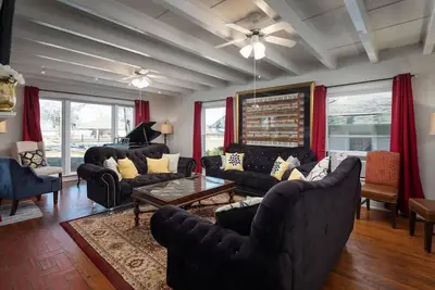 Image de Grand Performance Home near Downtown Fort Worth Stockyards by HomeStayPros