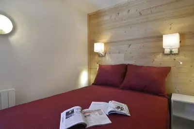 Image de 100m du centre station, 4ème étage, balcon, télévision, casier à ski, 35m², La Plagne