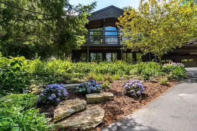 Image de Luxury Retreat - Nestled in the Bluffs - 10 Mins to Downtown