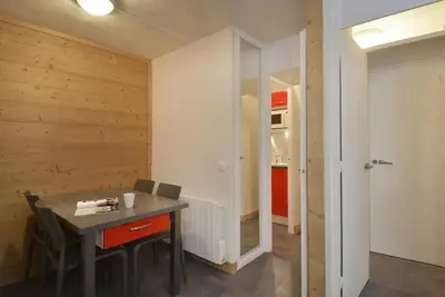 Image de 100m du centre station, 8ème étage, balcon, télévision, casier à ski, 25m², La Plagne