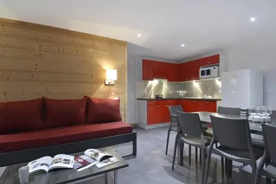 Image de 100m du centre station, 8ème étage, balcon, télévision, casier à ski, 72m², La Plagne
