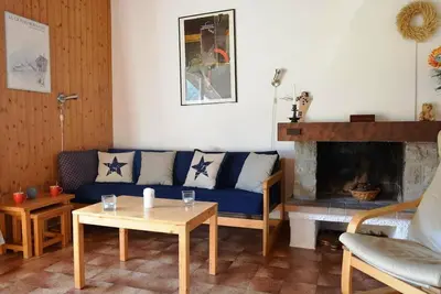 Image de 3ème étage, vue village, balcon, cheminée ou poêle à bois, parking, télévision, 49m²